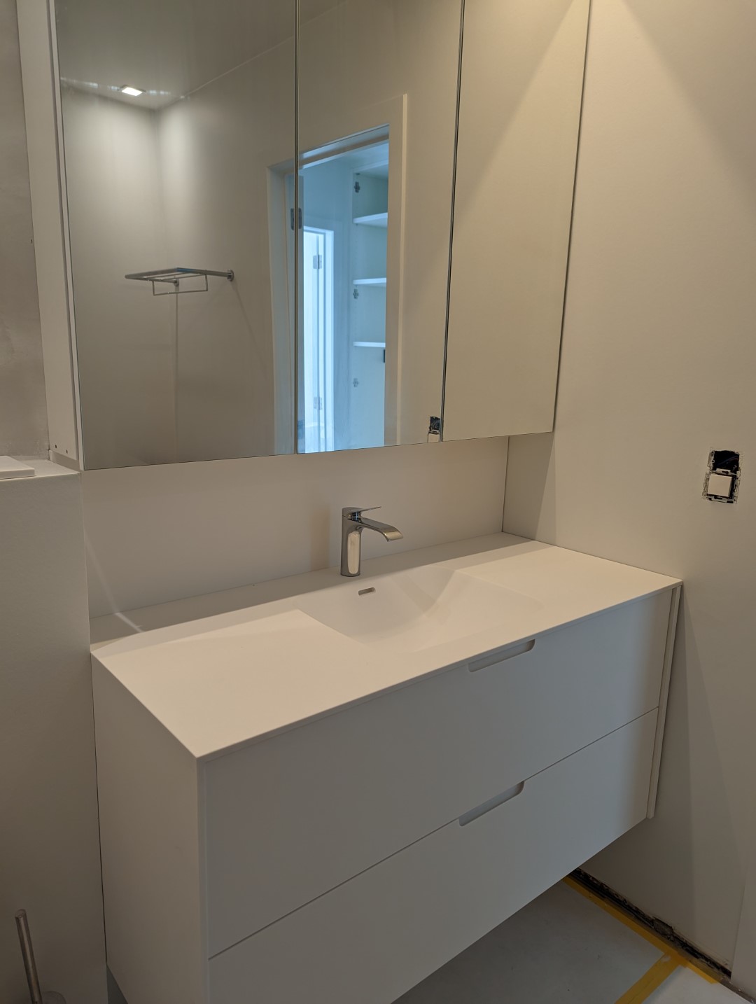 badkamer meubel corian
