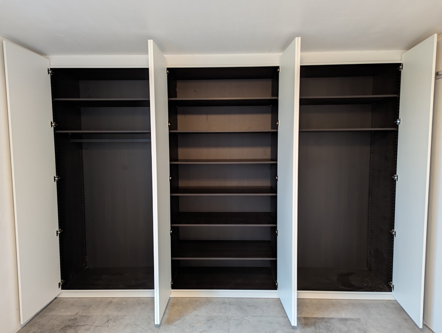 slaapkamer kast notelaar
